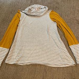 Long sleeve loose turtle neck mustard and grey